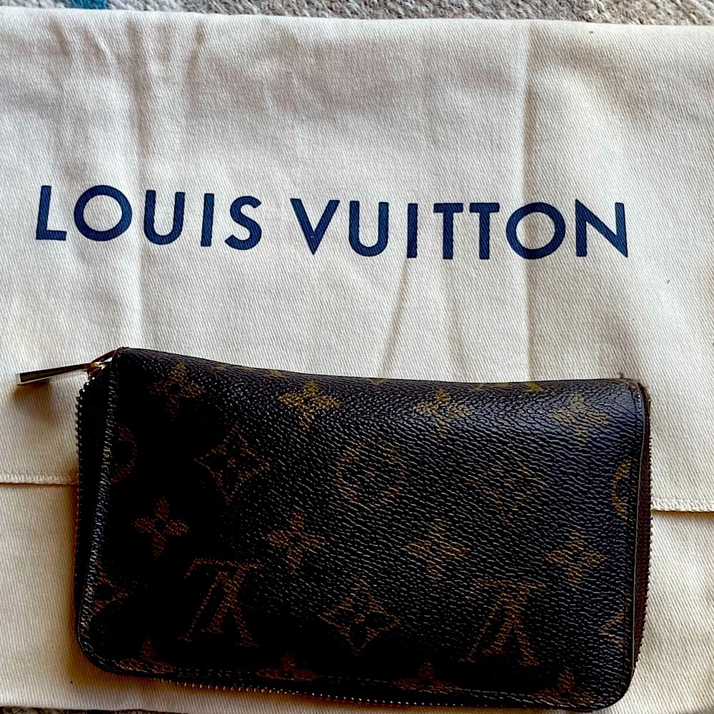 Louis Vuitton authentic Zippy wallet!